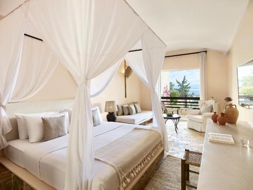 Postel nebo postele na pokoji v ubytování Grecotel LUXME Daphnila Bay