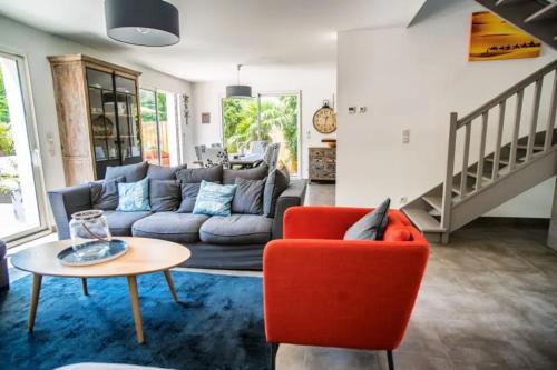 un salon avec un canapé et une table dans l'établissement Villa au charme familial avec belle terrasse et piscine chauffée, à La Teste-de-Buch