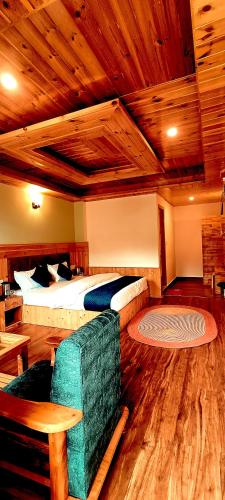 a bedroom with a bed and a couch in a room at Hotel Nayra in Manāli
