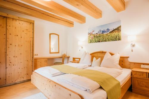 a bedroom with a large bed in a room at HOFERHOF Schladming -Dachstein in Schladming