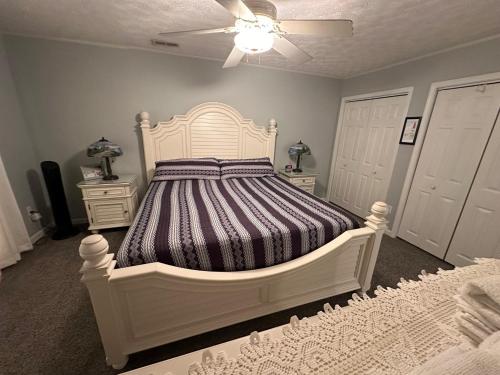 Postel nebo postele na pokoji v ubytování Woodson Bend Resort Condo 7-3 Extremely Large Luxury 1 Bedroom Sleeps 6