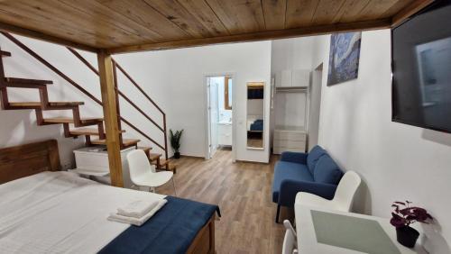 Postel nebo postele na pokoji v ubytování Cozy Old Town Apartment Eugen Carada Street