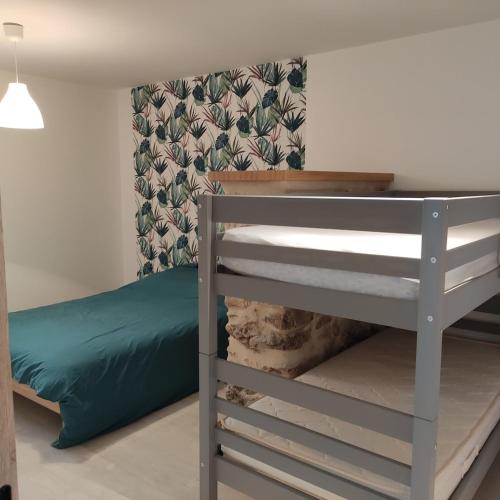 Ce dortoir comprend des lits superposés. dans l'établissement Évasion au cœur du Vercors, à Oriol-en-Royans