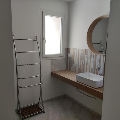 une salle de bain avec un lavabo et un miroir dans l'établissement Évasion au cœur du Vercors, à Oriol-en-Royans