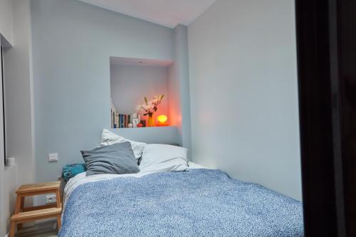 une chambre avec un lit avec une couette bleue dans l'établissement Chez Julie - République, à Paris
