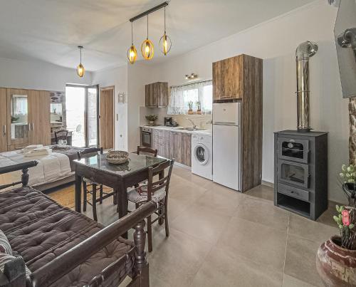 Η κουζίνα ή μικρή κουζίνα στο Achlades The Mountain Paradise Villas - Suite with pool and balcony with amazing view!