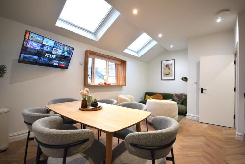 a living room with a table and chairs at CITYeSCAPE - 2BR Apt En-suite Sofa Bed NQ in Manchester