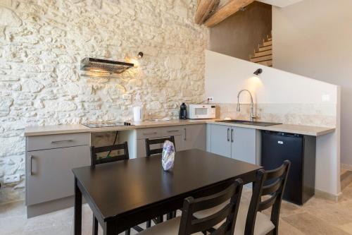 une cuisine avec une table et un comptoir dans l'établissement 3 clés Avignon centre, à Avignon