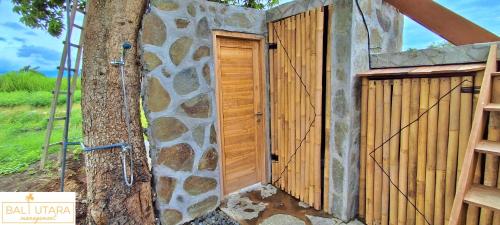 Fotografie z fotogalerie ubytování A Mango Tree House with a private swimming pool v destinaci Tegallengah
