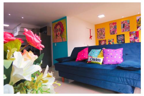 un soggiorno con divano blu e cuscini colorati di Apartamentos com 2 quartos Praia de Itapema a Itapema