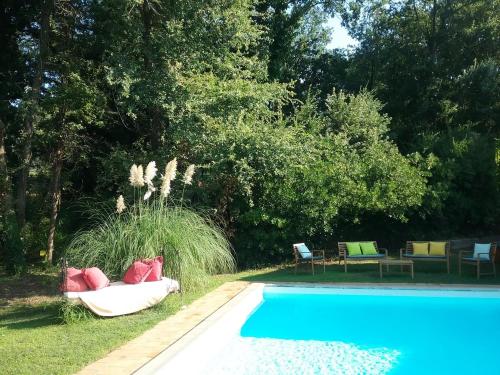 - une piscine avec un bateau blanc dans une cour dans l'établissement Villa Fontane, à La Garde-Freinet