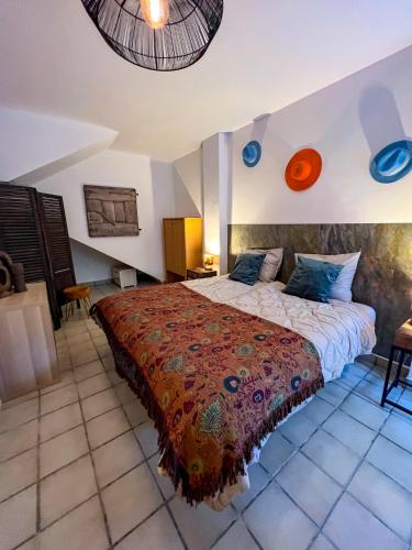 a bedroom with a bed with an orange and blue comforter at Apartamentos Dos Carneros in Alhaurín de la Torre