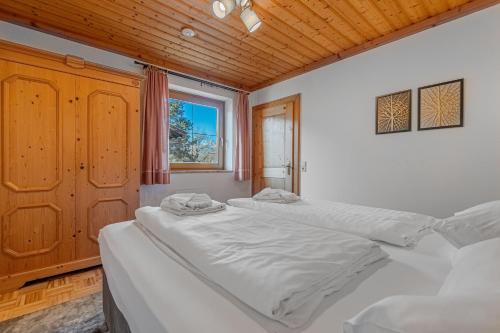 two twin beds in a bedroom with a window at Appartements Spitzegel in Hermagor