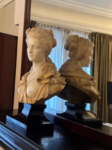 Une statue d'un buste d'une femme sur une table dans l'établissement Hôtel Langlois, à Paris
