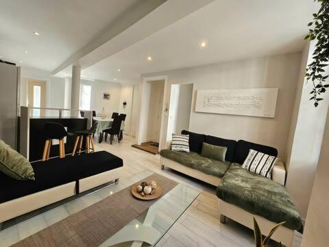 - un salon avec un canapé et un piano dans l'établissement Coeur Historique - CosyHome 18 - Parking à proximité, à Pau