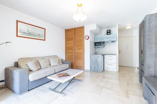 un salon avec un canapé et une table dans l'établissement Central Terrace Garage & AC, à Cannes