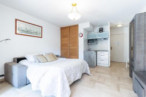 une chambre avec un grand lit et une cuisine dans l'établissement Central Terrace Garage & AC, à Cannes