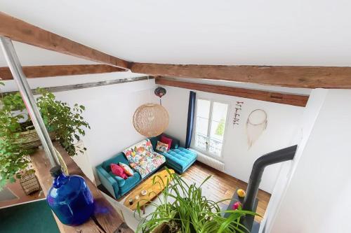 - un salon avec un canapé dans l'établissement Charming apartment near Sacrée Coeur, à Paris