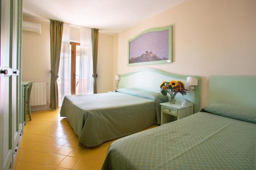 Ένα ή περισσότερα κρεβάτια σε δωμάτιο στο Hotel Sardi