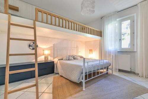 a bedroom with a bunk bed with a ladder at Casa Melete - Goelba in Seccheto