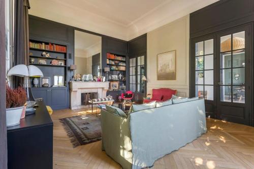 un salon avec un canapé et une cheminée dans l'établissement Hamac Suites - L'Époustouflante, à Sainte-Foy-lès-Lyon