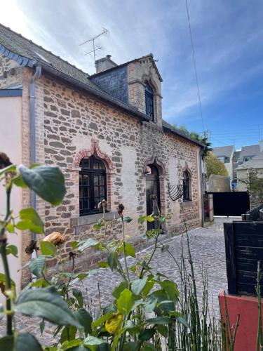 un bâtiment en brique avec drapeau. dans l'établissement Villa de Caractère avec Piscine, à Saint-Malo