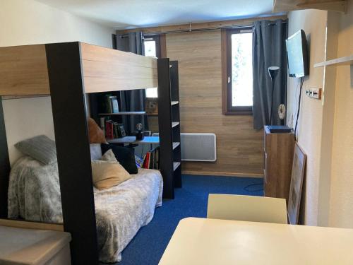 une chambre avec un lit superposé et un bureau dans l'établissement Studio cosy au 6e étage avec accès aux pistes - Le Pleynet - FR-1-557A-47, à La Ferrière