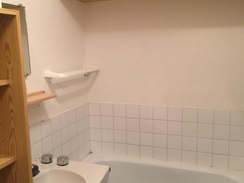 une salle de bain avec une baignoire blanche et un lavabo dans l'établissement Studio cosy au 6e étage avec accès aux pistes - Le Pleynet - FR-1-557A-47, à La Ferrière
