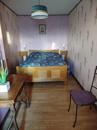 une chambre avec un lit, une table et une chaise dans l'établissement Maison accueillante à Margerie-Hancourt avec jardin 91 m², à Margerie-Hancourt