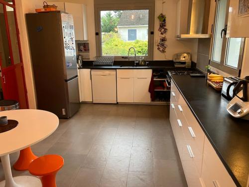 Photo de la galerie de l'établissement Family home near train station, à Garches