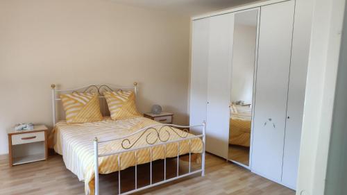 a bedroom with a bed and a mirrored closet at appartement indépendant privé in Mathay