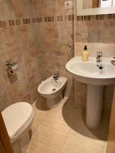 ein Badezimmer mit Toilette und Waschbecken in der Unterkunft Apartamento vacacional cerca al mar - OROPESA DEL MAR in Oropesa del Mar