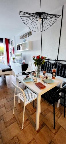 - un salon avec une table et un parasol dans l'établissement La Croisière Nice view renovated studio air-conditioned parking balco, au Grau-du-Roi