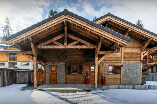 un bâtiment en rondins avec un toit en bois dans l'établissement Lodge Le Nordic - OVO Network, à Morzine
