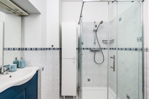 une salle de bain avec douche et lavabo dans l'établissement Petit port, à Menton