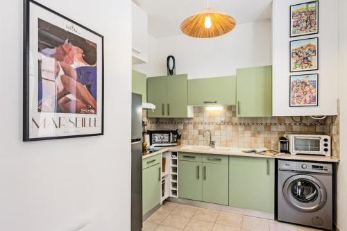 - une cuisine avec des placards verts et un lave-linge/sèche-linge dans l'établissement Petit port, à Menton