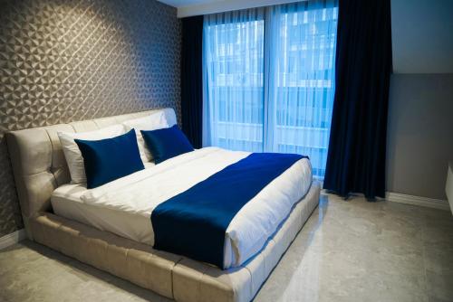 Un dormitorio con una cama grande y un sofá. en Elite World Homes Istanbul Bosphorus, en Estambul