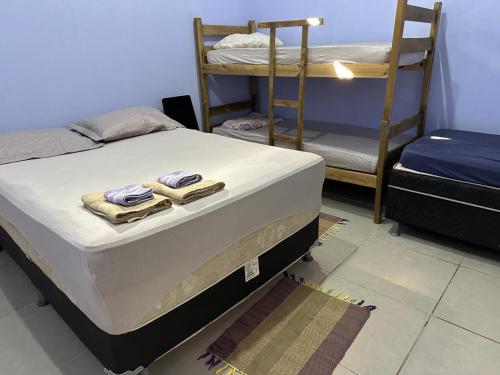 a room with two bunk beds with towels on them at Apto 1 Central em Fátima do Sul térreo in Fatima do Sul