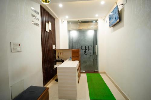un ufficio con un tappeto verde in una stanza di The Pleasure Stay a Varanasi