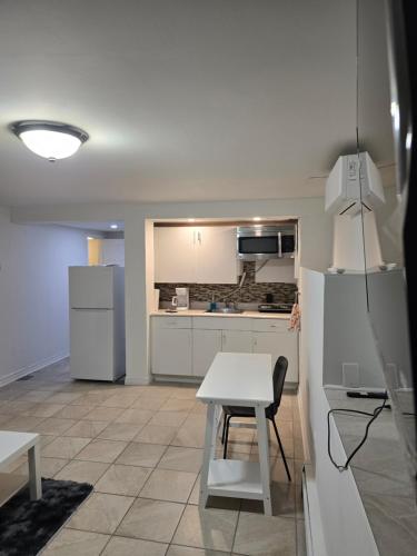 Kuchyň nebo kuchyňský kout v ubytování Cozy Apartment