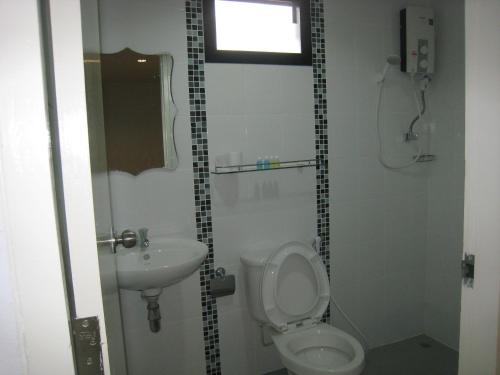 een badkamer met een toilet en een wastafel bij Ma Room Place Sukhothai Resort in Sukhothai