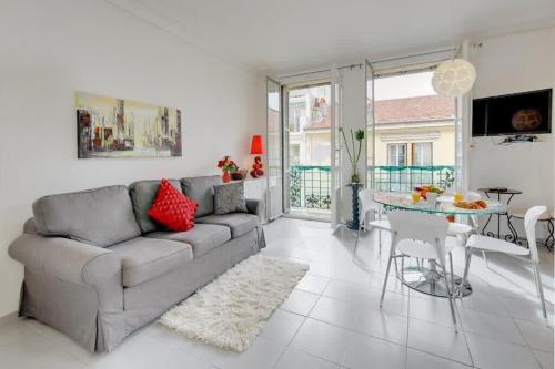 un salon avec un canapé et une table dans l'établissement Sunny Corner, à Nice