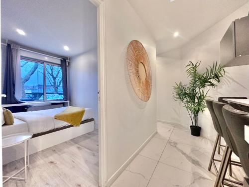 une petite pièce avec un lit et une fenêtre dans l'établissement Villa Vieux Lille access, proche gare, parking Offert, à Mons-en-Baroeul