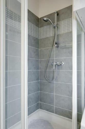 La salle de bains est pourvue d'une douche et d'une baignoire. dans l'établissement Sunny Corner, à Nice