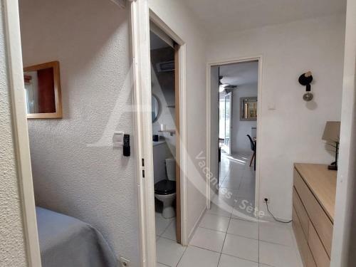une salle de bain avec douche et toilettes dans une chambre dans l'établissement Beau T2 moderne, residence avec piscine - Place de parking, à Sète
