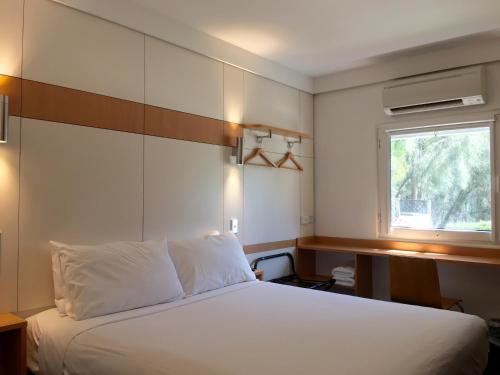 Tempat tidur dalam kamar di ibis Budget - Gosford