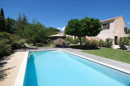 une piscine devant une maison dans l'établissement Air-conditioned house in the Luberon with heated swimming pool in Saint Saturnin les Apt - 8 people., à Saint-Saturnin-lès-Apt