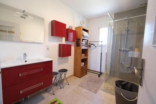 Η κουζίνα ή μικρή κουζίνα στο Air-conditioned house in the Luberon with heated swimming pool in Saint Saturnin les Apt - 8 people.