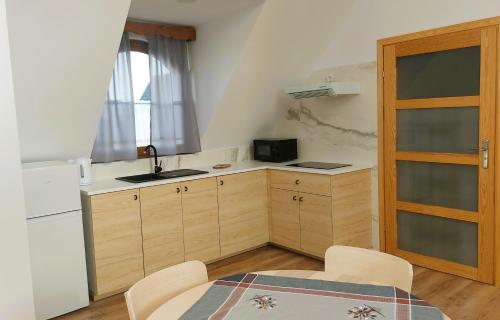 Η κουζίνα ή μικρή κουζίνα στο Apartament Kapłonówka