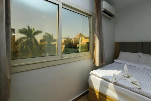 Postel nebo postele na pokoji v ubytování Pyramids Express View Hotel